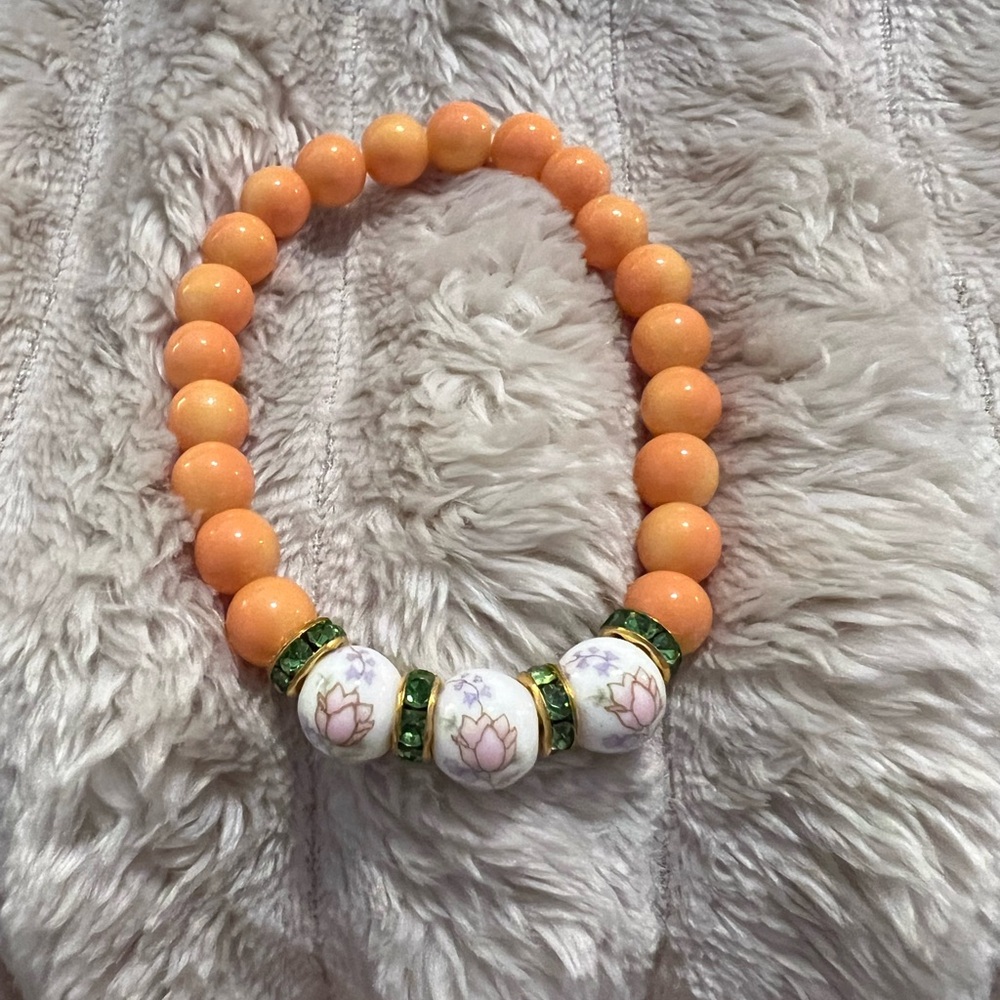 Peach Glass Beaded Bracelet with Floral Accent Beads and Green Crystals NWOT - Picture 6 of 6